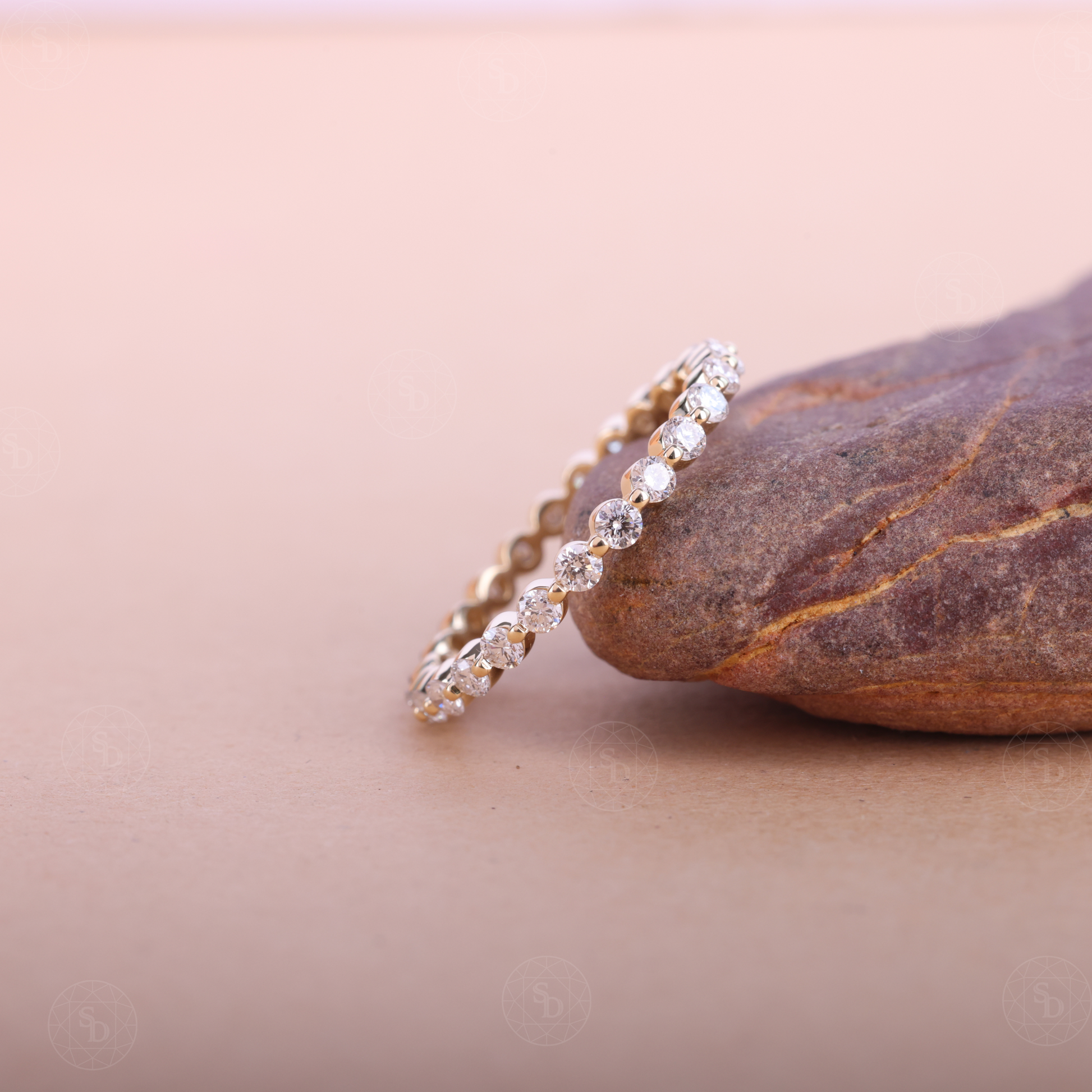 round-cut-diamond-wedding-band-single-prong-full-eternity