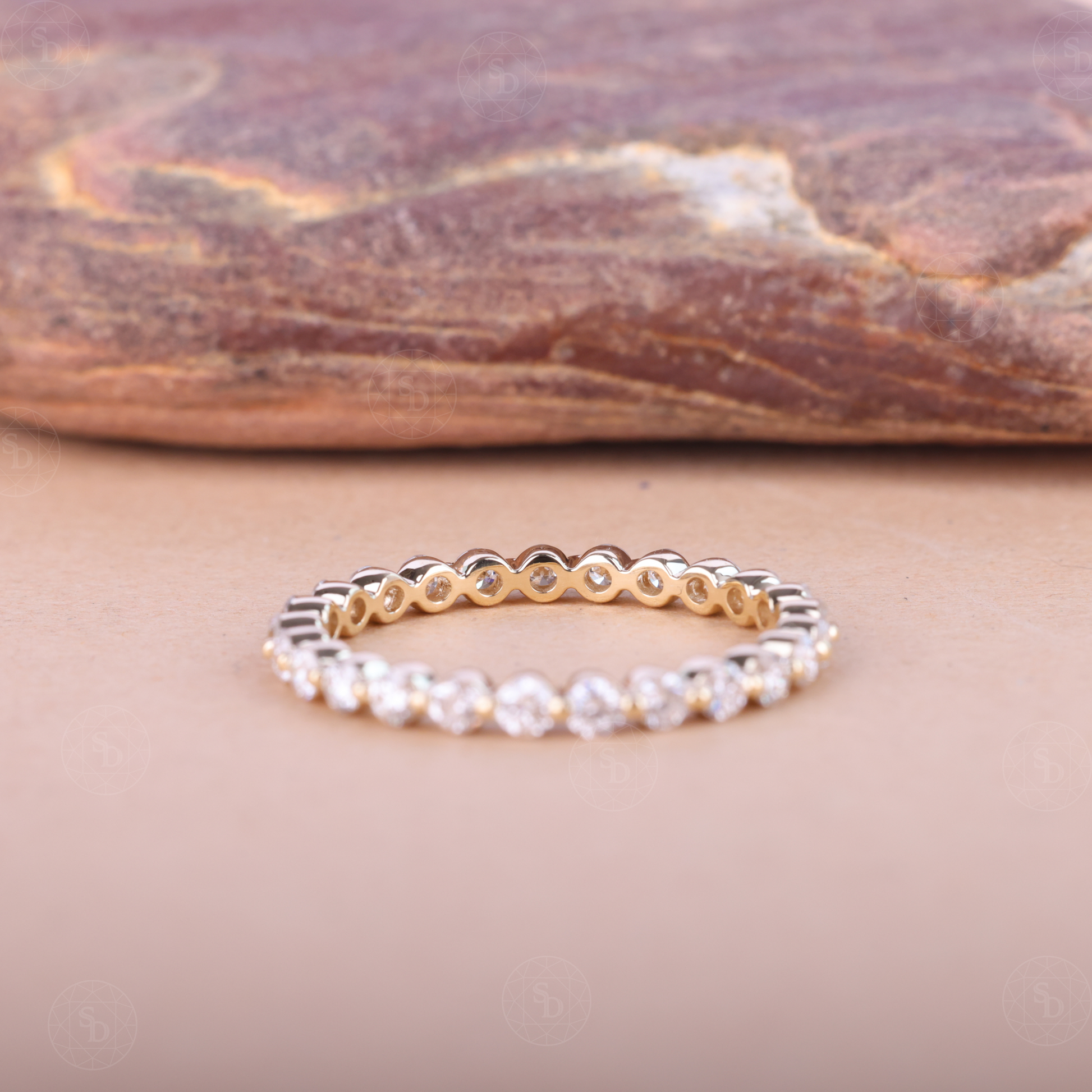 round-cut-diamond-wedding-band-single-prong-full-eternity