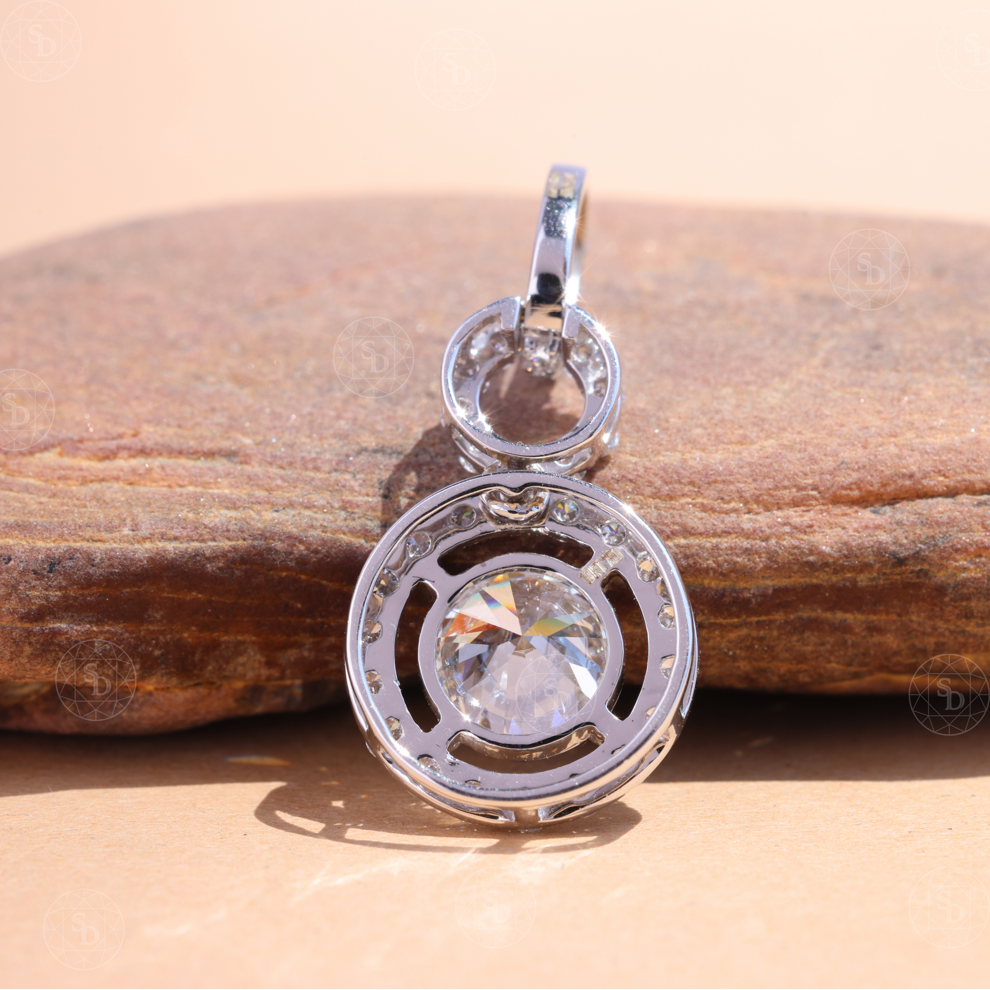 satyam-diamond-lab-grown-halo-pendant