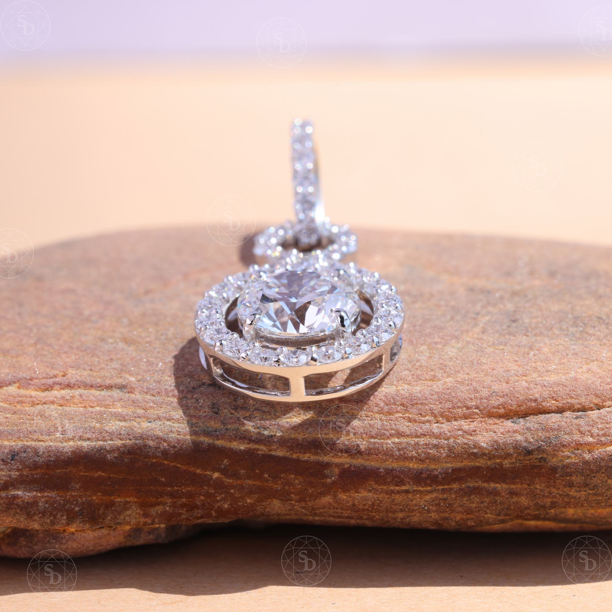 satyam-diamond-lab-grown-halo-pendant